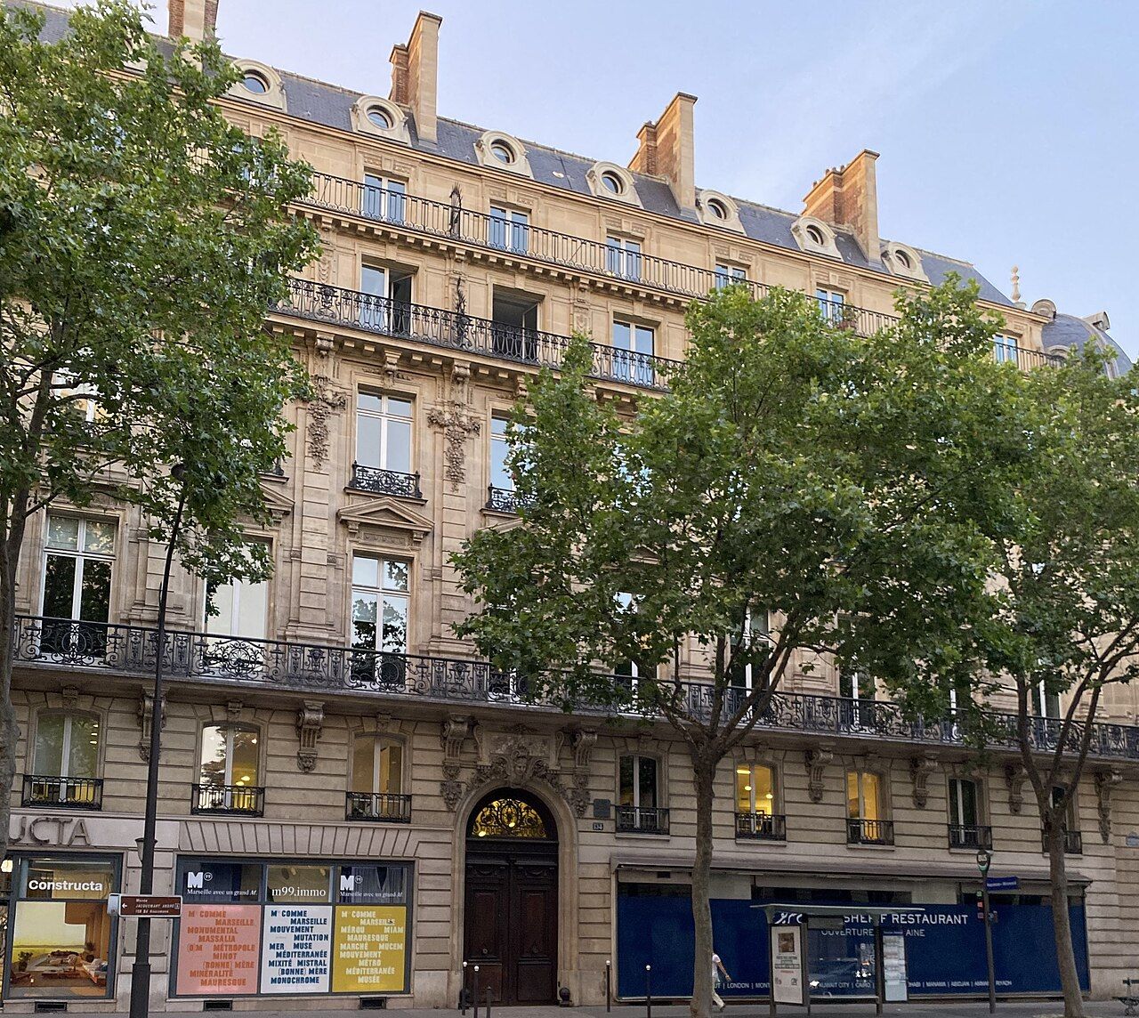 Façade en pierre et balcons du 134 boulevard Haussmann, à Paris.