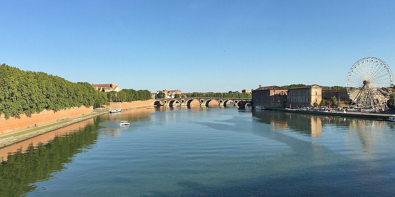 La Garonne, ses quais et le Pont-Neuf à Toulouse, photographiés en 2021.